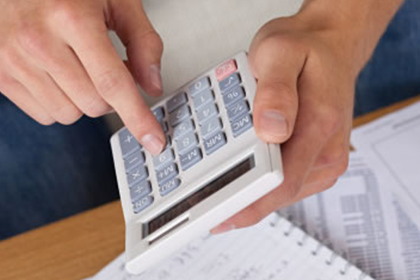 起诉对方所需的具体欠款金额是多少？